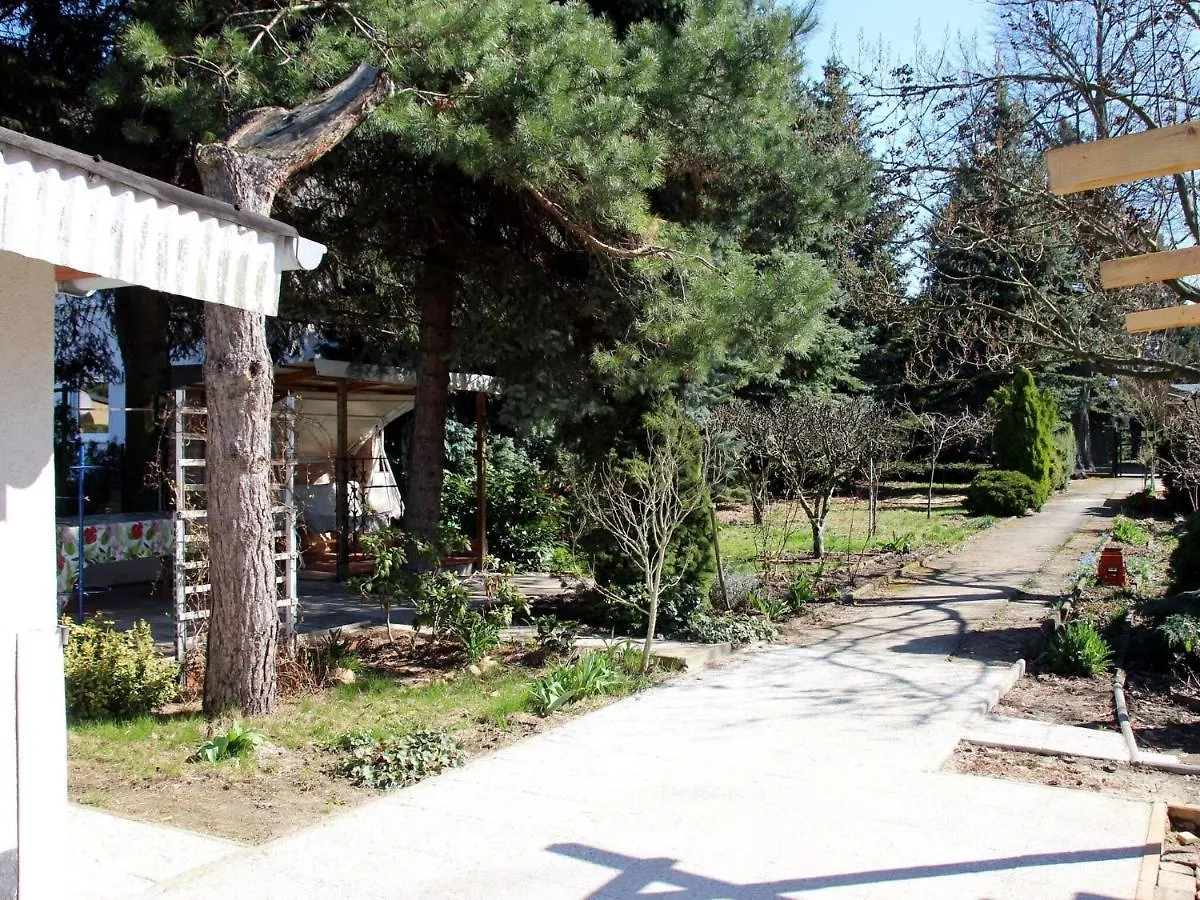 Bungalow garden idyll, Berlin 0*,